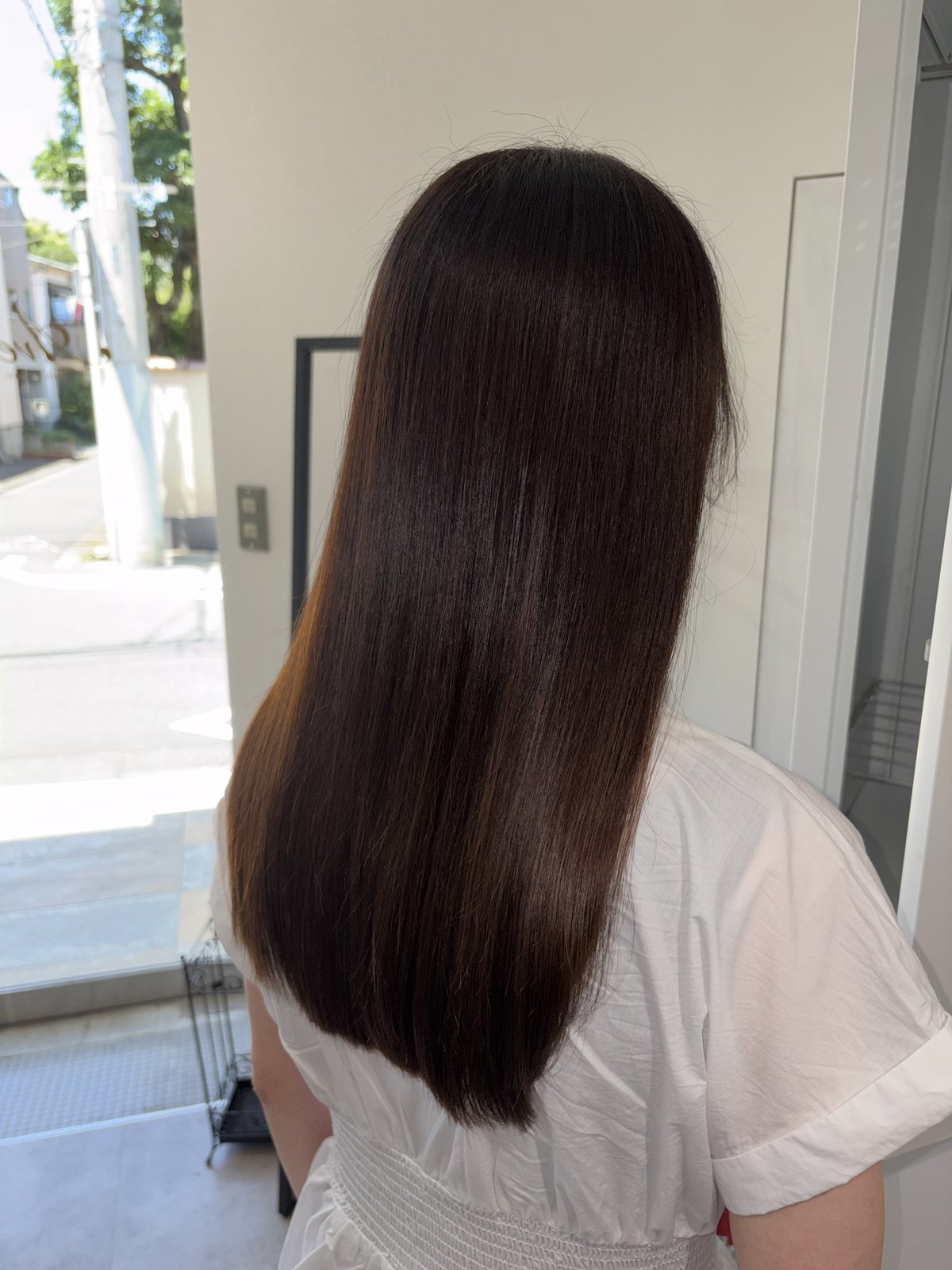 髪質改善でまとまりの出たロングヘアの後ろ姿