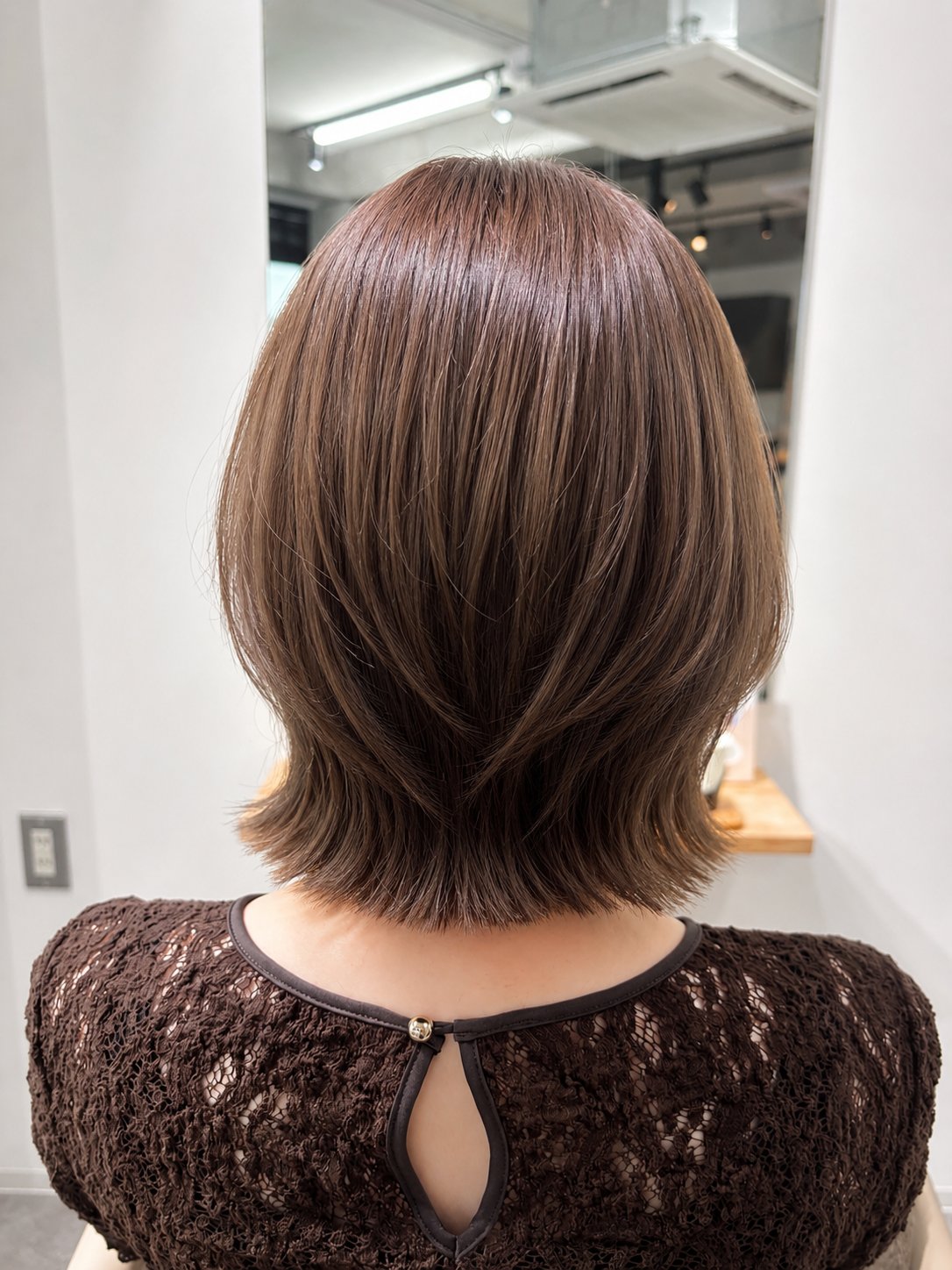 ボブのヘアスタイル（グレージュ寄りのブラウン）