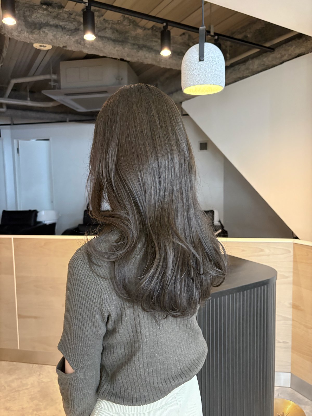 ロングのヘアスタイル(グレージュ系のくすみブラウン)