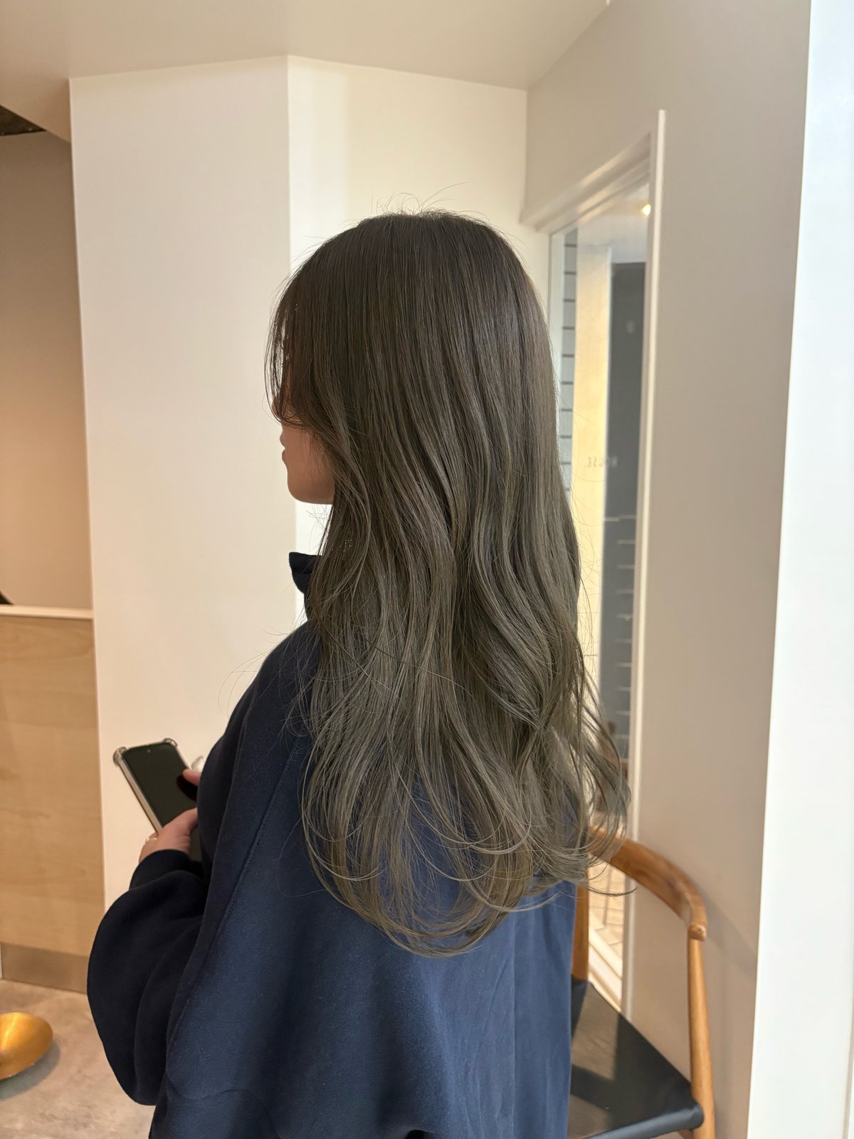 ロングのヘアスタイル(オリーブ系グレージュ(毛先が明るいグラデーション))