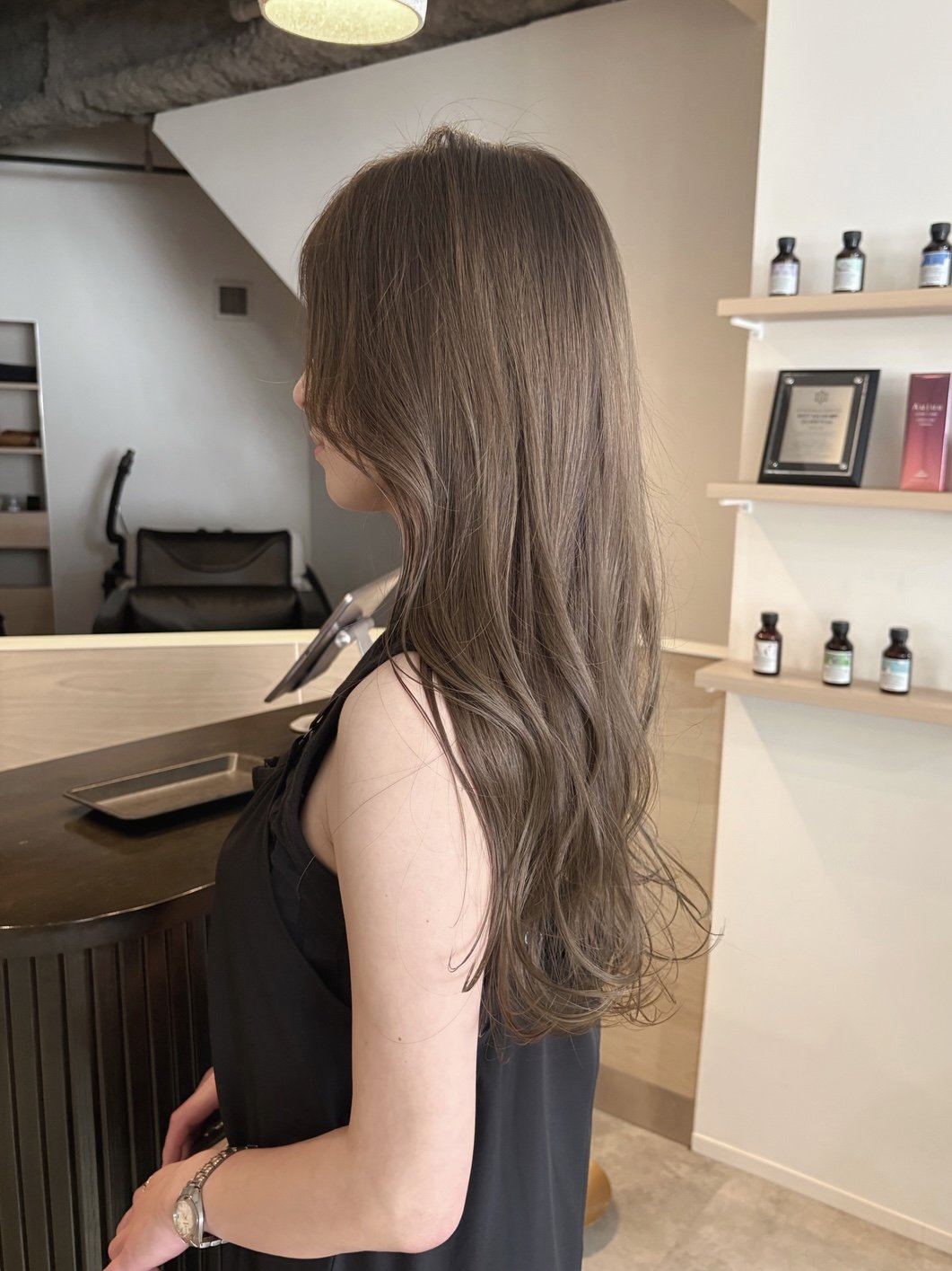 ロングのヘアスタイル(グレージュ(オリーブ系ベージュ))