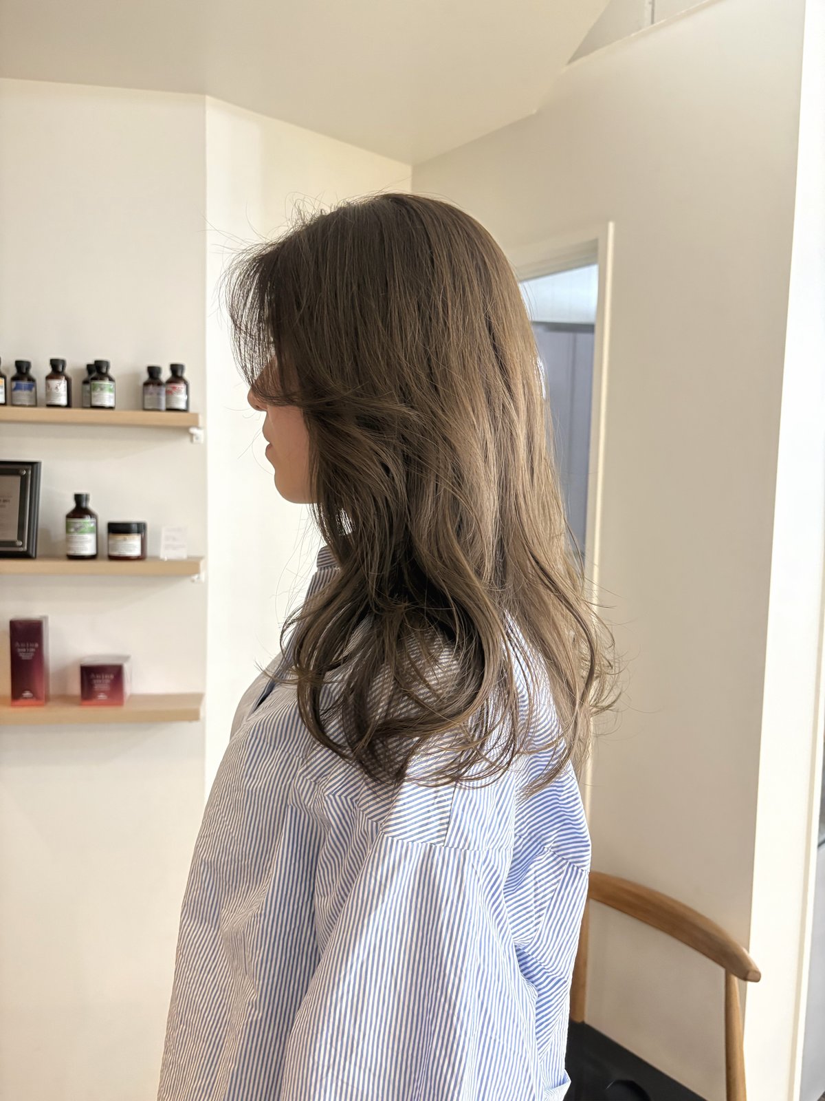 ロングのヘアスタイル(グレージュ系ミルクティーベージュ)