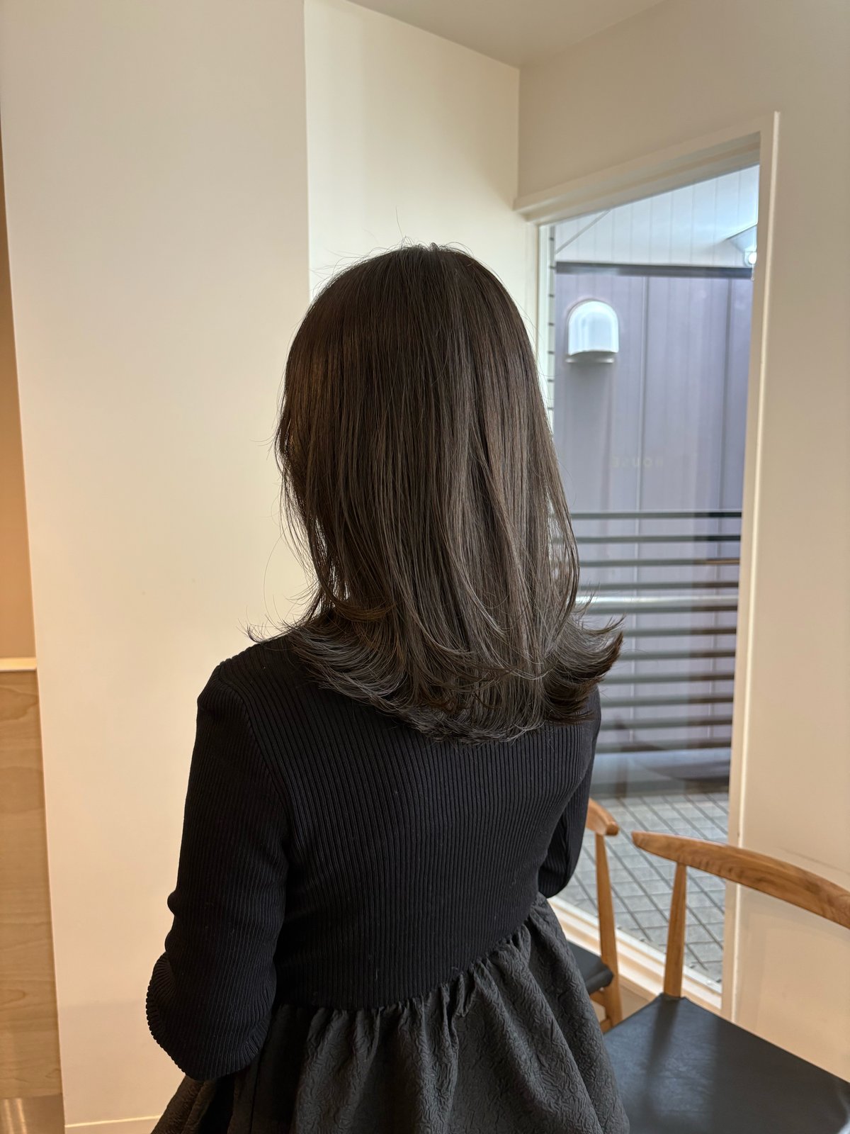 ミディアムのヘアスタイル(グレージュ寄りの暗髪ブラウン)