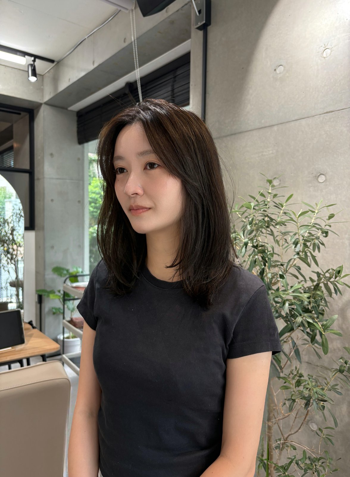 ミディアムのヘアスタイル(暗髪ブラウン)