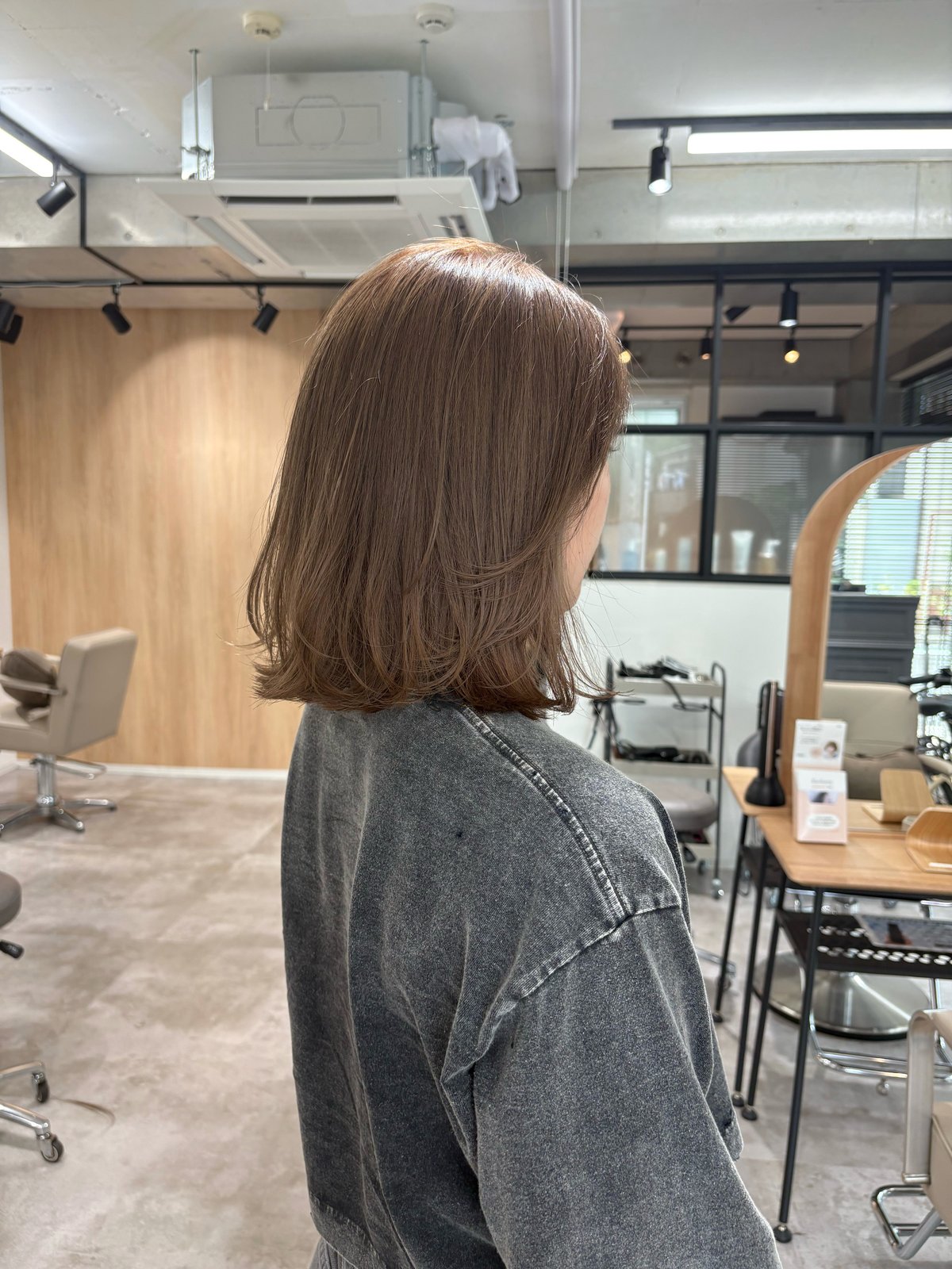 ミディアムのヘアスタイル(明るめベージュブラウン)