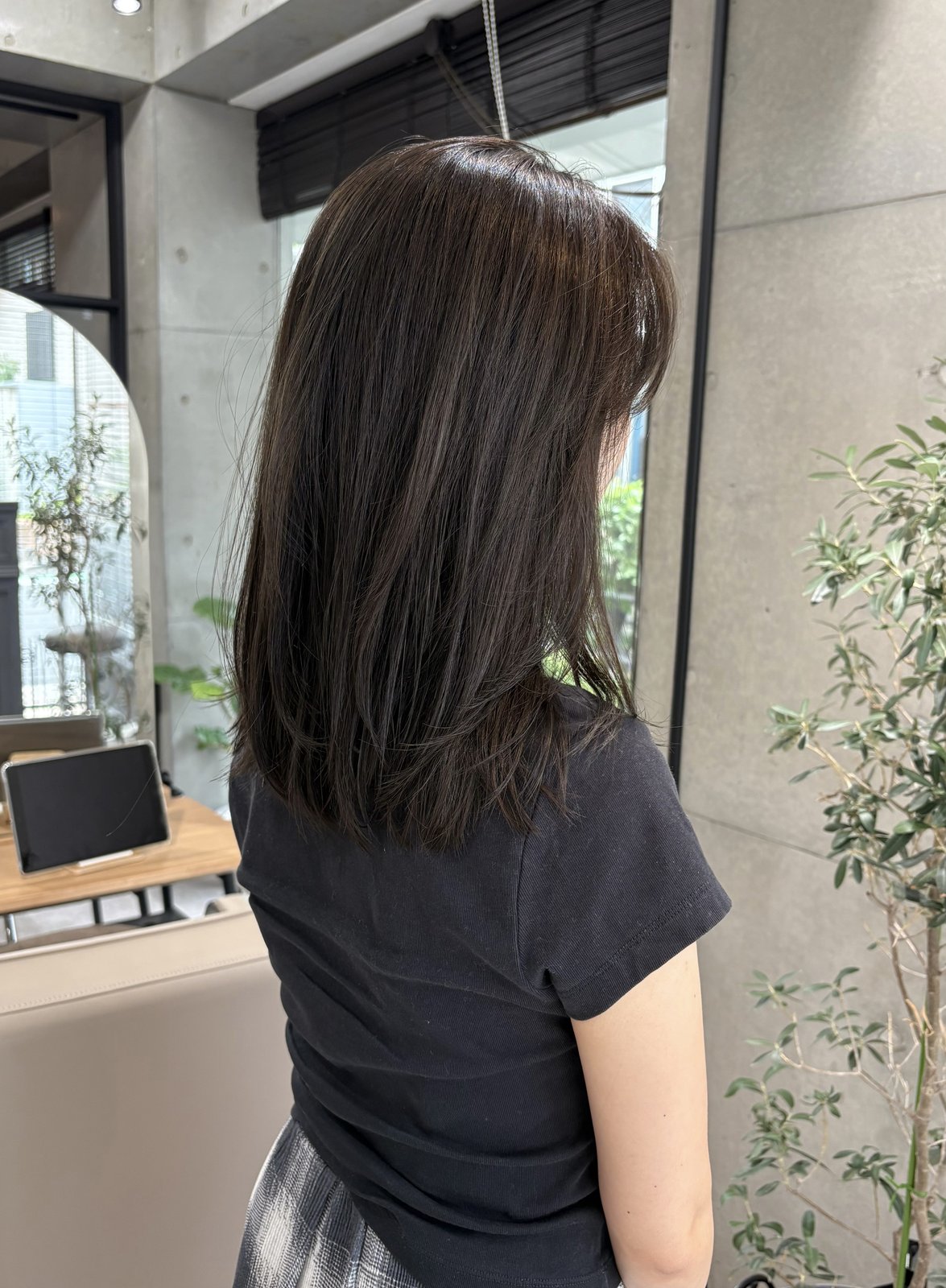 セミロングのヘアスタイル(暗髪ブラウン)