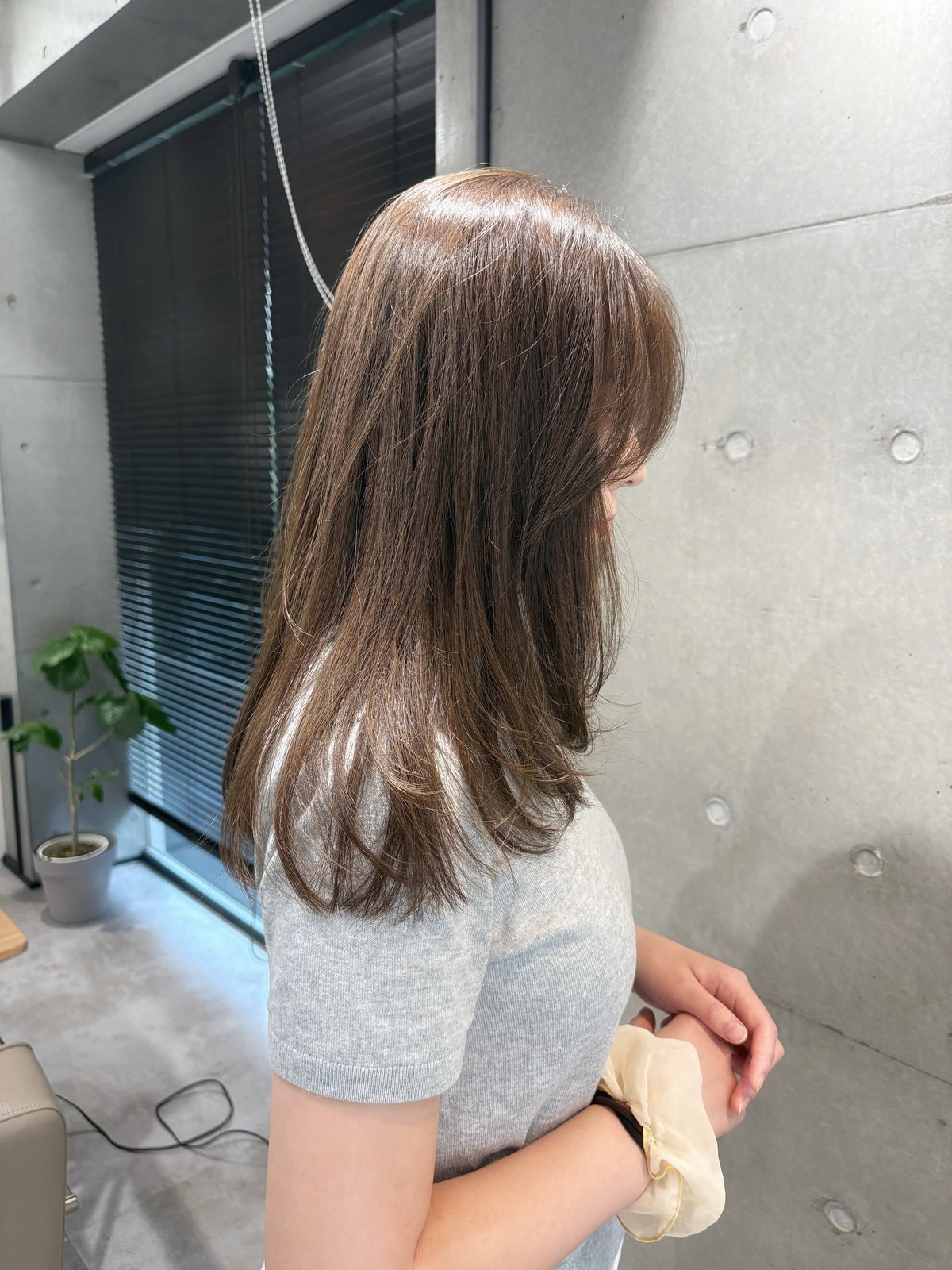 セミロングのヘアスタイル(ベージュ系明るめブラウン)