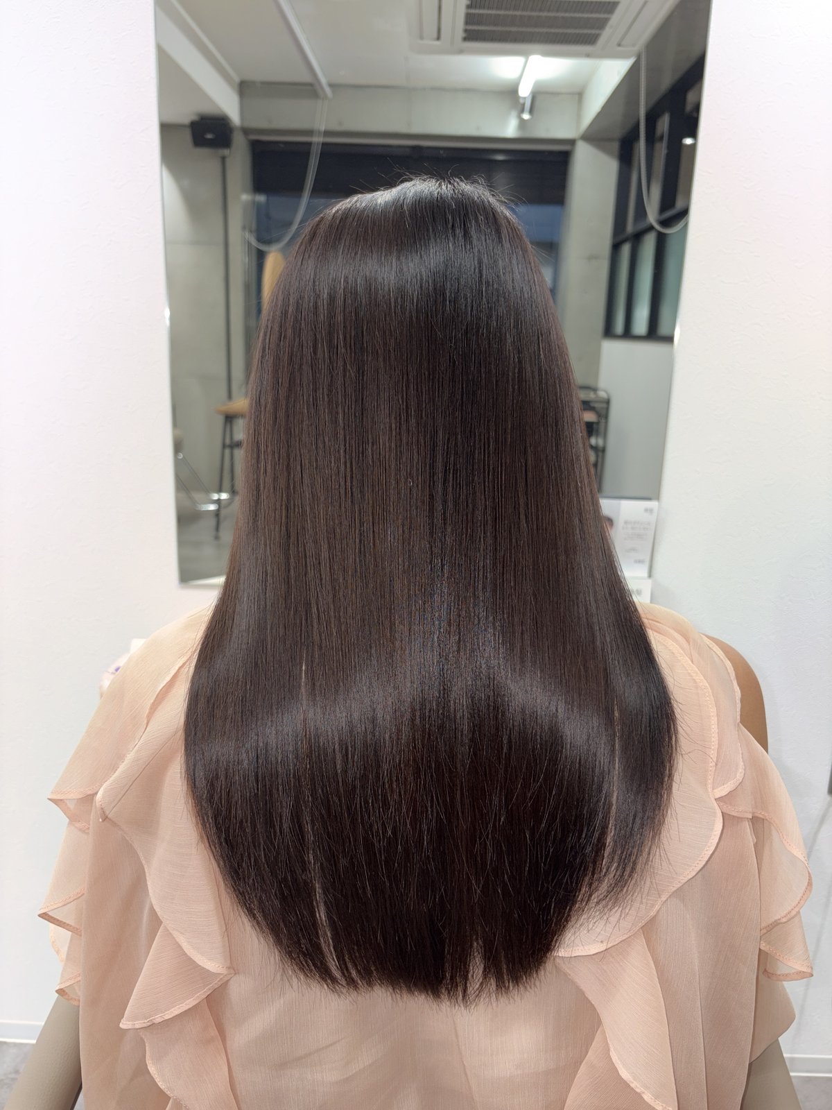 セミロングのヘアスタイル（暗髪ブラウン）
