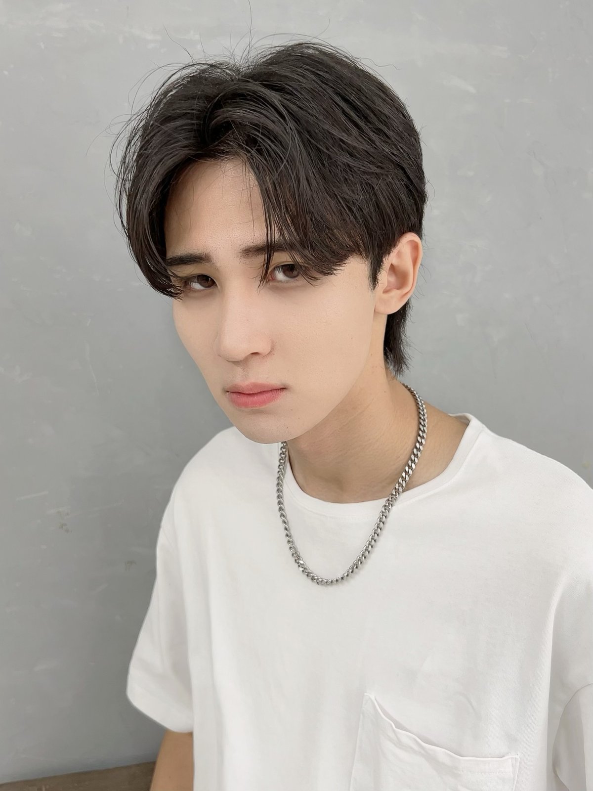 ショートのヘアスタイル(暗髪ブラウン(ほぼ黒に近いダークトーン))